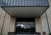 TCU recebe recurso do BC contra inspeção no caso Master Fachada da entrada principal do edifício do Banco Central do Brasil, com o nome da instituição em destaque sobre as portas de vidro. A imagem contextualiza a matéria sobre o recurso apresentado pelo banco ao TCU contra a inspeção determinada no caso Banco Master.