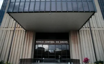 TCU recebe recurso do BC contra inspeção no caso Master Fachada da entrada principal do edifício do Banco Central do Brasil, com o nome da instituição em destaque sobre as portas de vidro. A imagem contextualiza a matéria sobre o recurso apresentado pelo banco ao TCU contra a inspeção determinada no caso Banco Master.