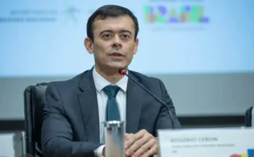 Tesouro Reserva será lançado em março com aporte de R$ 1 O Secretário do Tesouro Nacional, Rogério Ceron, fala ao microfone durante evento de anúncio do novo título público Tesouro Reserva.