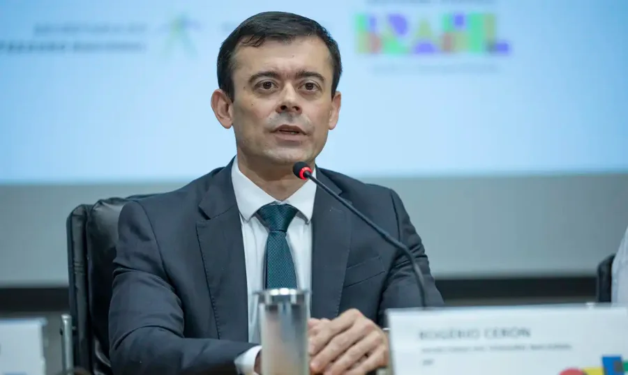 Tesouro Reserva será lançado em março com aporte de R$ 1 O Secretário do Tesouro Nacional, Rogério Ceron, fala ao microfone durante evento de anúncio do novo título público Tesouro Reserva.