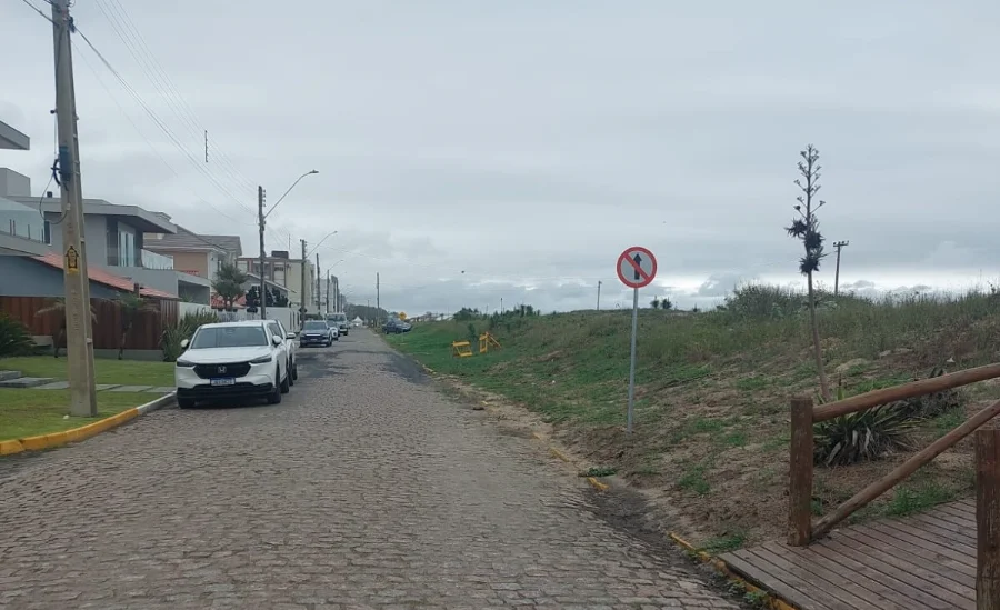 Mudança no trânsito em Araranguá. Trecho da orla do Morro dos Conventos passa a ter sentido único norte-sul com conversão obrigatória à direita; sinalização instalada pelo Demutran visa organizar o fluxo de veículos no verão.