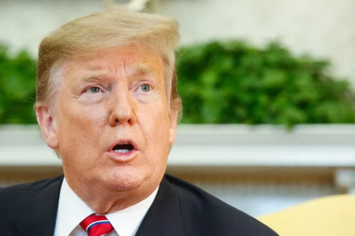 Trump confirma convite a Lula para Conselho da Paz em Gaza Foto em close do rosto do presidente dos Estados Unidos, Donald Trump, falando e olhando para cima. Ele veste um terno escuro, camisa branca e gravata vermelha. Trump confirmou o convite para que o presidente Lula integre o Conselho da Paz em Gaza.