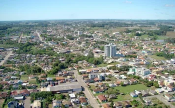 Turvo e Ermo terão melhorias no abastecimento de água "Panorama aéreo da cidade de Turvo, onde a Casan está interligando uma nova rede de distribuição de água para beneficiar os moradores."