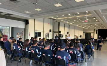 Turvo sedia capacitação regional do SAMU com apoio do NEU Profissionais do SAMU uniformizados sentados em auditório no Centro de Eventos de Turvo participando de curso de capacitação regional ministrado pelo NEU.
