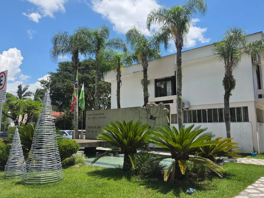 Fachada da Prefeitura Municipal de Urussanga, que orienta contribuintes sobre a emissão de notas fiscais.