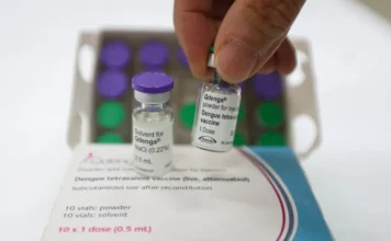 Vacina contra a dengue chega a todas as cidades de SC Mão segura um frasco da vacina Qdenga contra a dengue, com a embalagem e outras doses ao fundo. O imunizante começa a ser distribuído para todos os municípios de Santa Catarina para a vacinação de adolescentes de 10 a 14 anos.