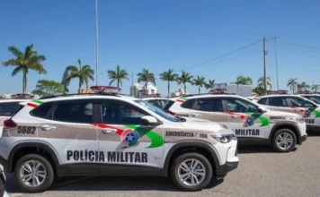 Venda de moto pelo Facebook termina em golpe em Criciúma Viaturas da Polícia Militar de Santa Catarina estacionadas em pátio; corporação atendeu ocorrência de estelionato na venda de moto no Centro de Criciúma.