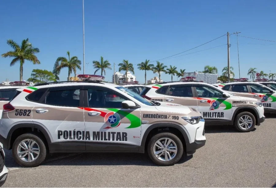 Viaturas da Polícia Militar de Santa Catarina estacionadas em pátio; corporação atendeu ocorrência de estelionato na venda de moto no Centro de Criciúma.