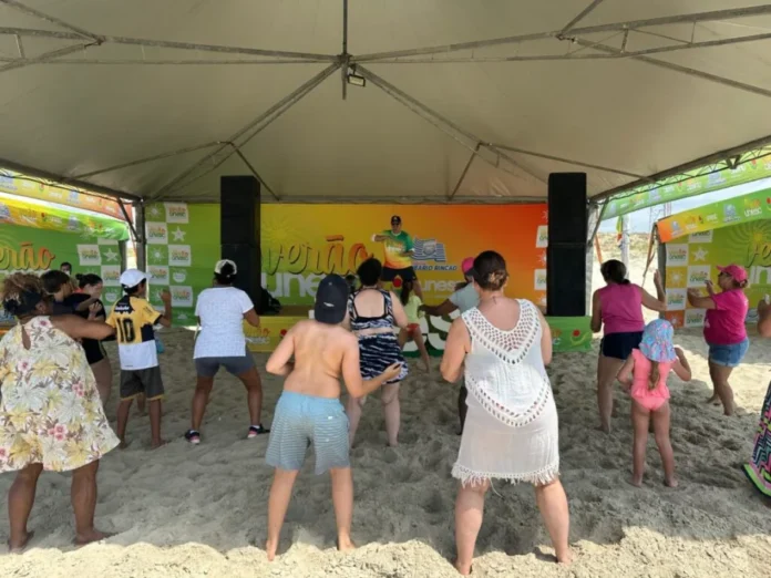 Verão Unesc 2026 leva saúde e esporte ao Balneário Rincão Aula de ritmos no Verão Unesc 2026 em Balneário Rincão. Programação gratuita de fins de semana oferece funcional, surf e quadras esportivas, além de atendimento sobre o programa Universidade Gratuita.