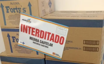 Vigilância de Araranguá apreende álcool de venda proibida Fotografia de diversos frascos de álcool com graduação superior a 46°, empilhados ou organizados após a apreensão. Os produtos, de venda restrita a instituições de saúde, foram interceptados pela Vigilância Sanitária em Araranguá.