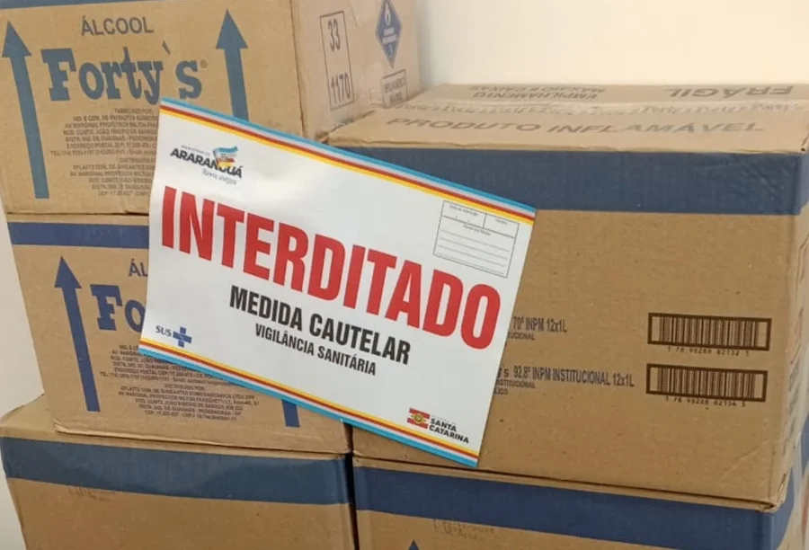 Vigilância de Araranguá apreende álcool de venda proibida Fotografia de diversos frascos de álcool com graduação superior a 46°, empilhados ou organizados após a apreensão. Os produtos, de venda restrita a instituições de saúde, foram interceptados pela Vigilância Sanitária em Araranguá.