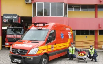 Vítima de afogamento é reanimada por 40 min na Gaivota Ambulância dos Bombeiros e equipe de resgate. Vítima de afogamento no bairro Jardim Ultramar, em Balneário Gaivota, é reanimada por 40 minutos e levada às pressas ao Hospital Dom Joaquim, em Sombrio.