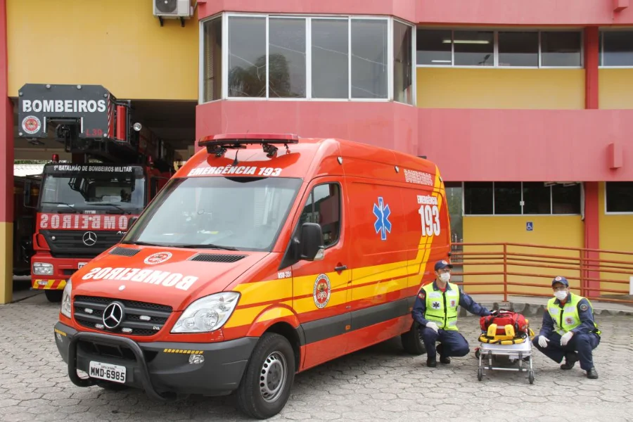Ambulância dos Bombeiros e equipe de resgate. Vítima de afogamento no bairro Jardim Ultramar, em Balneário Gaivota, é reanimada por 40 minutos e levada às pressas ao Hospital Dom Joaquim, em Sombrio.