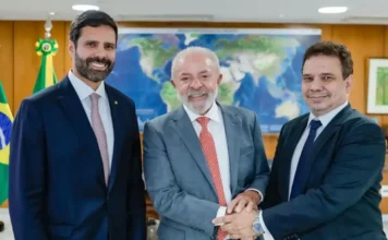 Wellington César é o novo ministro da Justiça O presidente Luiz Inácio Lula da Silva (centro) cumprimenta Wellington César Lima e Silva (direita), o novo ministro da Justiça e Segurança Pública, na presença de outro homem (esquerda), em encontro que oficializou a nomeação noticiada na matéria.