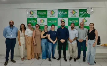 ACIS elege nova diretoria para o biênio 2026/2027 Membros da nova diretoria da ACIS, eleita para o biênio 2026/2027, posam juntos em frente a um banner da entidade.