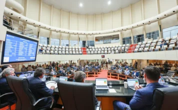 ALESC vota 24 projetos de lei nesta quarta-feira Plenário da Assembleia Legislativa de Santa Catarina (Alesc) durante a primeira sessão ordinária do ano legislativo de 2026, onde deputados estaduais analisam e votam 24 projetos de lei de origem parlamentar que haviam sido concluídos pelas comissões no final de 2025.