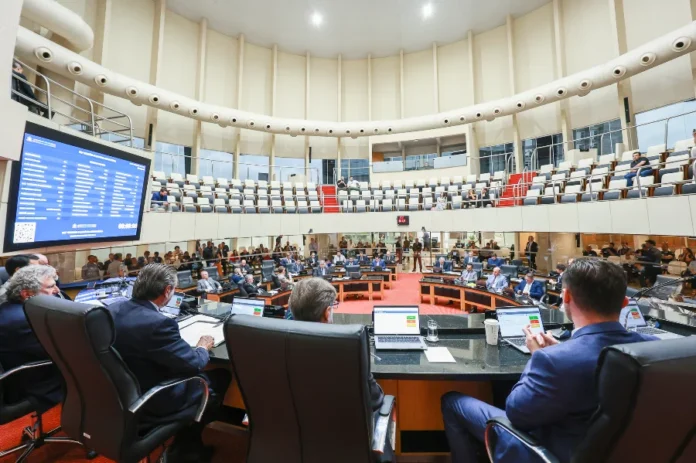 ALESC vota 24 projetos de lei nesta quarta-feira Plenário da Assembleia Legislativa de Santa Catarina (Alesc) durante a primeira sessão ordinária do ano legislativo de 2026, onde deputados estaduais analisam e votam 24 projetos de lei de origem parlamentar que haviam sido concluídos pelas comissões no final de 2025.