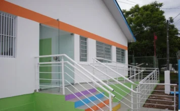 Afasc reforma CEIs e amplia segurança em Criciúma Entrada principal de unidade escolar revitalizada pela Afasc. A imagem destaca a nova pintura, a estrutura de acessibilidade e o acabamento moderno, refletindo a padronização e segurança das obras realizadas em 2026.