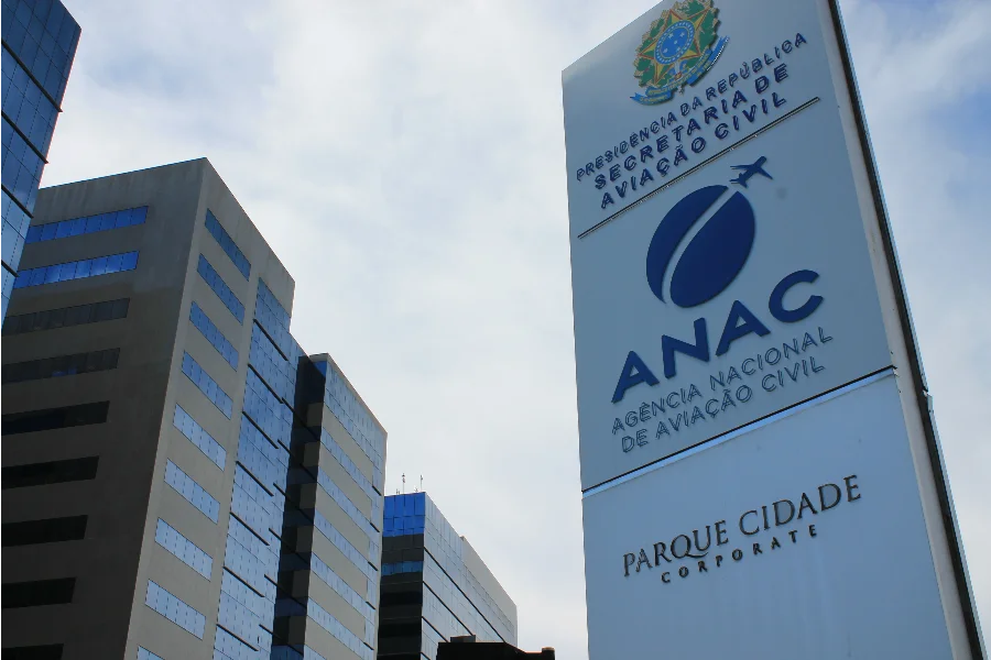 Fachada da sede da Anac, órgão regulador que estuda novas medidas de abertura de mercado para incentivar a chegada de companhias aéreas de baixo custo ao Brasil.