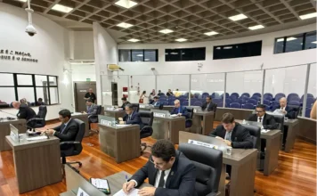 Araranguá aprova monitores para o transporte escolar Vereadores da Câmara Municipal de Araranguá reunidos em plenário durante a última sessão ordinária de fevereiro, onde foram debatidas pautas sobre saúde e segurança.