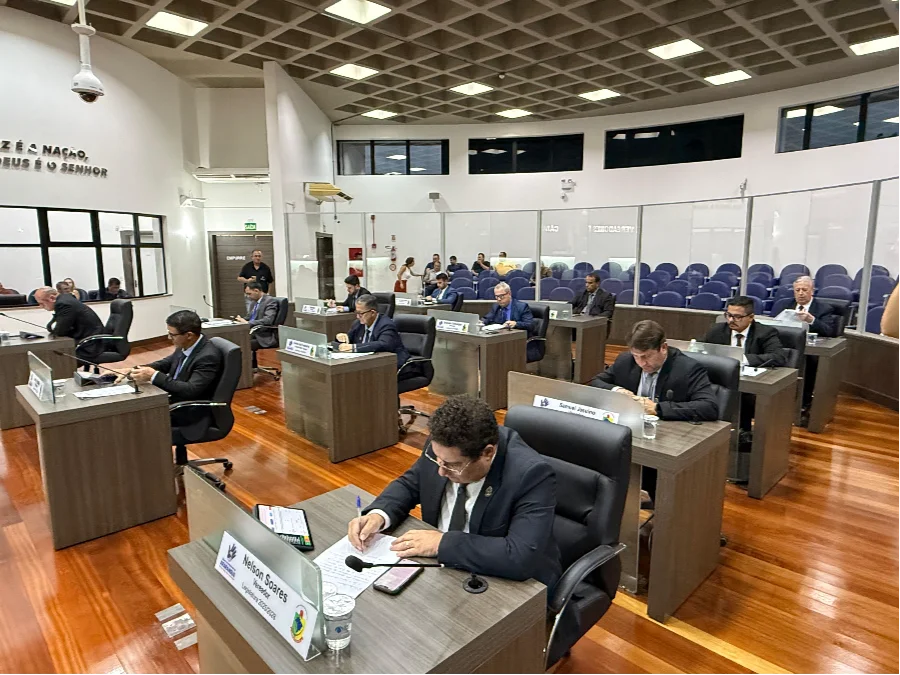 Araranguá aprova monitores para o transporte escolar Vereadores da Câmara Municipal de Araranguá reunidos em plenário durante a última sessão ordinária de fevereiro, onde foram debatidas pautas sobre saúde e segurança.