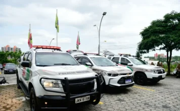 Arroio do Silva: Menor é detido por agressão em escola Viaturas da Polícia Militar de Santa Catarina, similares às utilizadas na operação que apreendeu o adolescente agressor em Balneário Arroio do Silva, estão alinhadas em um pátio pavimentado. As caminhonetes e SUVs brancas mostram claramente as marcas 'POLÍCIA MILITAR' e o número de emergência '190'. A imagem ilustra a prontidão e a presença das forças de segurança que atuaram no caso da agressão escolar.