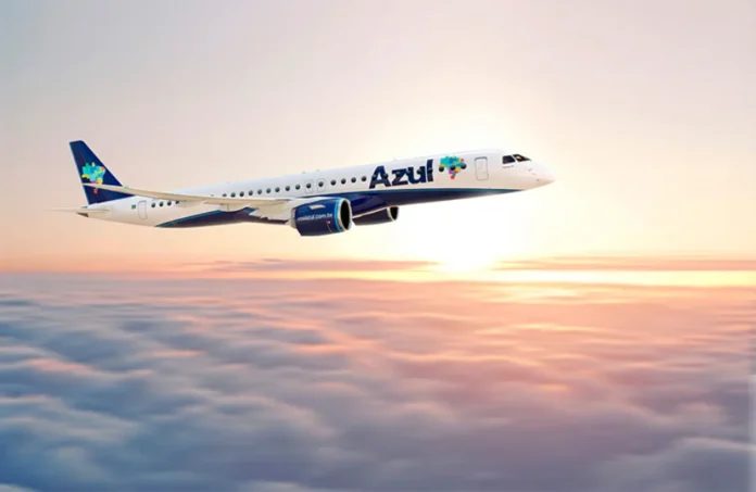 Azul conclui reestruturação financeira nos Estados Unidos Aeronave da Azul Linhas Aéreas voando acima de uma camada de nuvens durante o pôr do sol, com o céu em tons de laranja e rosa, simbolizando a estabilidade e a continuidade das operações da companhia após a conclusão de sua reestruturação financeira.