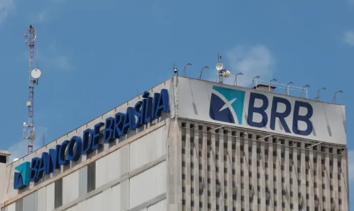 BRB apresenta plano ao BC para recompor capital Foto da fachada superior do edifício sede do Banco de Brasília (BRB), mostrando os letreiros em azul com o nome e a sigla da instituição. O banco está no centro de notícias após entregar um plano de recomposição de capital ao Banco Central para enfrentar problemas de liquidez.
