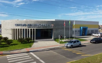 Balneário Arroio do Silva decreta ponto facultativo Fachada do Centro Administrativo Municipal Prefeito José Élio Borges em Balneário Arroio do Silva, sede das repartições públicas municipais que terão ponto facultativo durante a segunda e terça-feira de Carnaval, conforme o decreto mencionado na matéria.