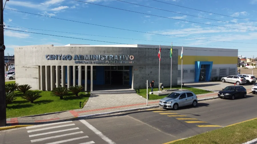 Fachada do Centro Administrativo Municipal Prefeito José Élio Borges em Balneário Arroio do Silva, sede das repartições públicas municipais que terão ponto facultativo durante a segunda e terça-feira de Carnaval, conforme o decreto mencionado na matéria.