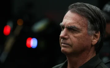 Bolsonaro tem tontura e mal-estar em unidade prisional Foto do ex-presidente Jair Bolsonaro, que apresentou pico de pressão e foi atendido por médico na prisão.