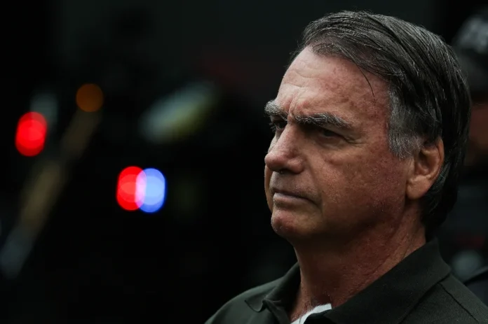 Bolsonaro tem tontura e mal-estar em unidade prisional Foto do ex-presidente Jair Bolsonaro, que apresentou pico de pressão e foi atendido por médico na prisão.