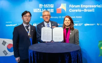 Brasil e Coreia firmam acordo para produzir medicamentos Três pessoas, incluindo o ministro da Saúde Alexandre Padilha (ao centro), posam segurando documentos abertos em frente a um painel azul do "Fórum Empresarial Coreia–Brasil" em Seul, com logotipos de entidades brasileiras e sul-coreanas e bandeiras dos dois países nas laterais. A imagem representa a assinatura dos acordos de Parcerias para o Desenvolvimento Produtivo (PDP) entre Brasil e Coreia do Sul para a produção nacional de medicamentos.