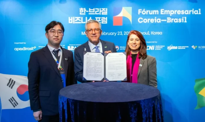 Brasil e Coreia firmam acordo para produzir medicamentos Três pessoas, incluindo o ministro da Saúde Alexandre Padilha (ao centro), posam segurando documentos abertos em frente a um painel azul do "Fórum Empresarial Coreia–Brasil" em Seul, com logotipos de entidades brasileiras e sul-coreanas e bandeiras dos dois países nas laterais. A imagem representa a assinatura dos acordos de Parcerias para o Desenvolvimento Produtivo (PDP) entre Brasil e Coreia do Sul para a produção nacional de medicamentos.