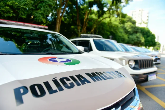 Briga por ciúmes termina em esfaqueamento em Forquilhinha Imagem em ângulo baixo de viaturas da Polícia Militar estacionadas. O foco principal está no logotipo da corporação, representando a prontidão policial em ocorrências de segurança pública.