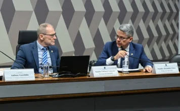 CPI avalia convite a ministros do STF e Banco Master O senador Alessandro Vieira (à direita), relator da CPI do Crime Organizado, sentado à mesa diretora durante uma sessão da comissão no Senado Federal. Ele é o autor do requerimento para o depoimento de TH Joias, mencionado na matéria.