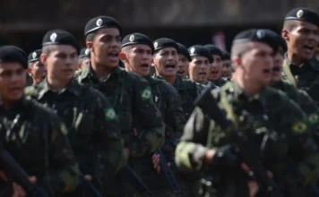 Câmara avalia validade de patente de oficiais temporários Militares das Forças Armadas em marcha; a imagem ilustra a categoria profissional cujo documento de nomeação (carta patente) está em debate na Câmara dos Deputados