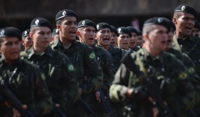 Câmara avalia validade de patente de oficiais temporários Militares das Forças Armadas em marcha; a imagem ilustra a categoria profissional cujo documento de nomeação (carta patente) está em debate na Câmara dos Deputados