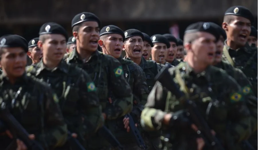 Militares das Forças Armadas em marcha; a imagem ilustra a categoria profissional cujo documento de nomeação (carta patente) está em debate na Câmara dos Deputados