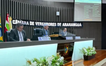 Câmara de Araranguá propõe Refis Social para baixa renda Mesa diretora da Câmara de Vereadores de Araranguá presidindo a primeira sessão ordinária do ano legislativo, momento em que foi apresentada a proposta do Refis Social. O presidente Paulinho Souza aparece ao centro.