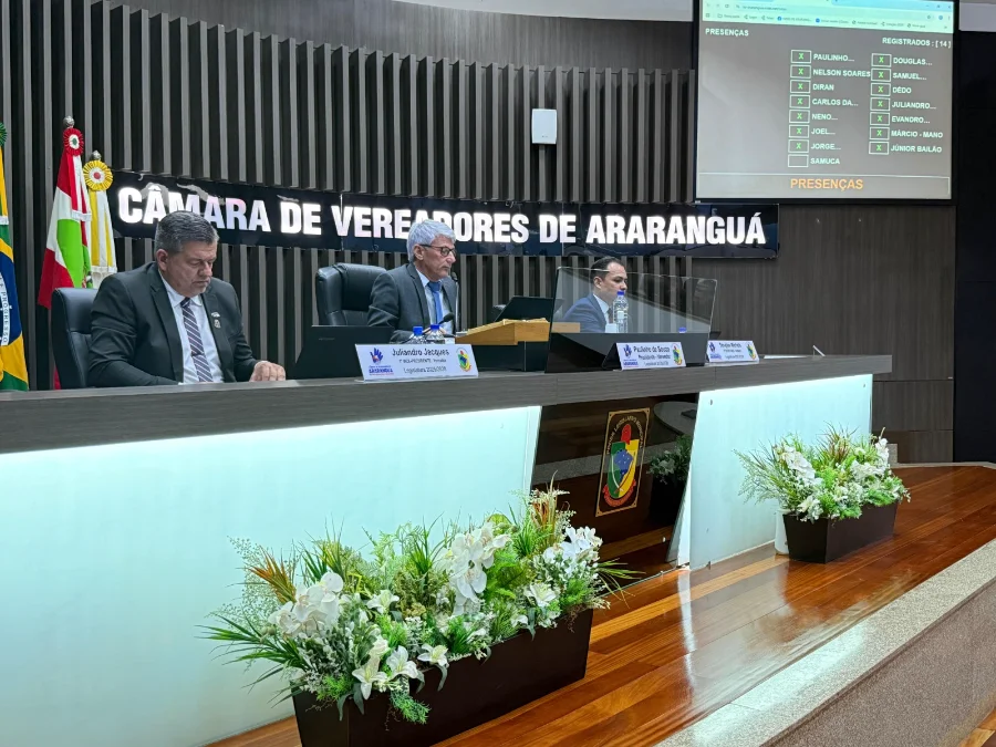 Mesa diretora da Câmara de Vereadores de Araranguá presidindo a primeira sessão ordinária do ano legislativo, momento em que foi apresentada a proposta do Refis Social. O presidente Paulinho Souza aparece ao centro.