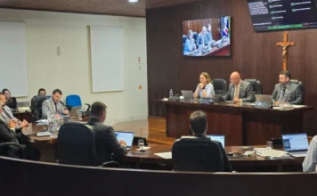 Câmara de Nova Veneza abre os trabalhos legislativos de 2026 Visão geral do plenário da Câmara de Vereadores de Nova Veneza durante a realização da primeira sessão legislativa do ano de 2026, com vereadores e autoridades sentados em suas bancadas e na mesa diretora.