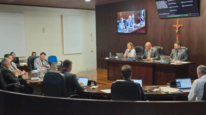 Câmara de Nova Veneza abre os trabalhos legislativos de 2026 Visão geral do plenário da Câmara de Vereadores de Nova Veneza durante a realização da primeira sessão legislativa do ano de 2026, com vereadores e autoridades sentados em suas bancadas e na mesa diretora.