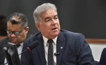 Câmbio automático pode ser liberado em autoescolas Fotografia em plano médio do deputado federal Zé Neto, autor do Projeto de Lei 1452/25, falando ao microfone durante uma sessão deliberativa na Câmara dos Deputados. O parlamentar, que veste terno azul-marinho e gravata escura, é o proponente da medida que visa permitir o uso de veículos com câmbio automático e elétricos nas aulas práticas de direção, visando uma frota mais sustentável e moderna.