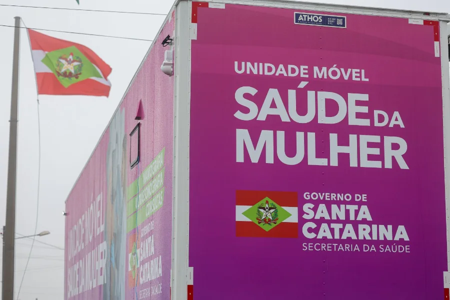 A imagem mostra uma das Carretas da Saúde da Mulher, uma unidade móvel do Governo de Santa Catarina, com a inscrição 