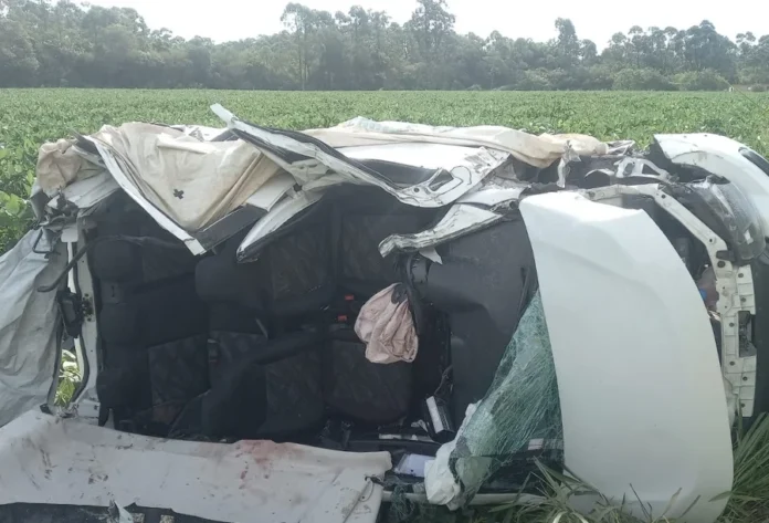 Colisão em Içara envolve caminhão e três carros Destroços do veículo Fiat Mobi branco após o acidente em Içara, capotado em meio à vegetação. O teto do carro foi completamente removido pelas equipes de resgate do Corpo de Bombeiros para a extração das vítimas que estavam presas às ferragens.