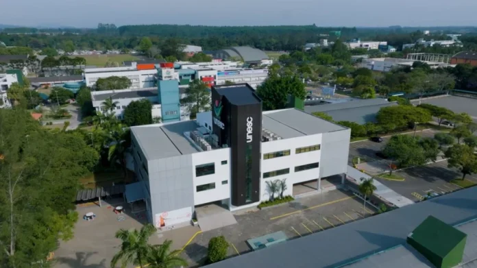 Confira o cronograma da Unesc para o feriado de Carnaval Vista aérea do campus da Universidade do Extremo Sul Catarinense (Unesc) em Criciúma, mostrando os prédios, estacionamentos e áreas verdes. O campus terá horários de funcionamento alterados durante o recesso de Carnaval, conforme detalhado na matéria.