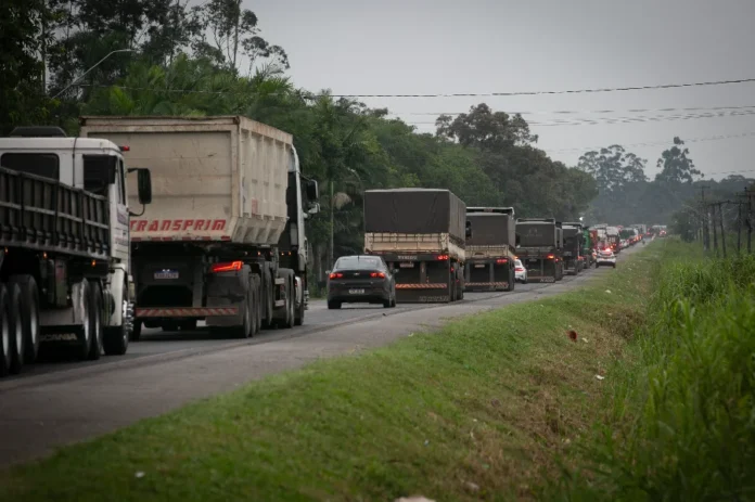 Deputados cobram obras em rodovias federais na Alesc Tráfego intenso de veículos pesados em rodovia federal não duplicada em Santa Catarina, refletindo as cobranças dos deputados por melhorias na infraestrutura viária.
