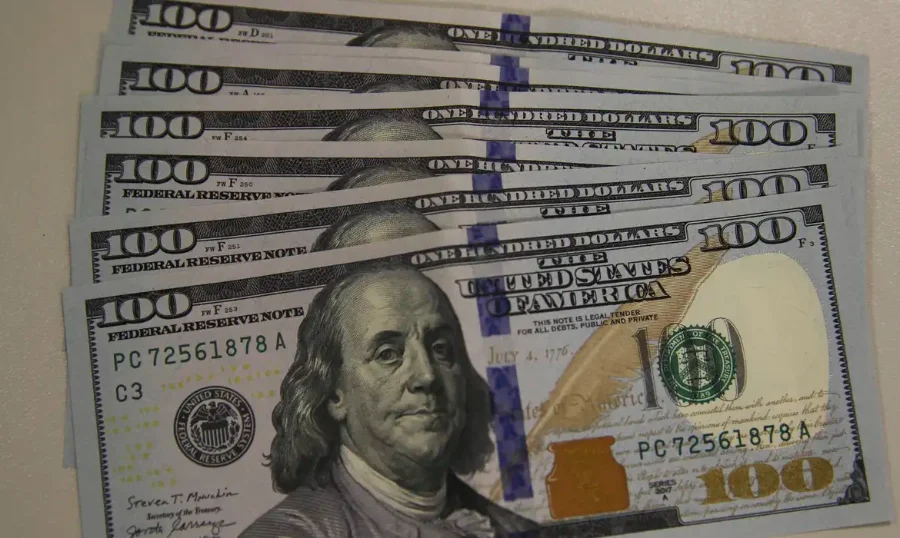 Cédulas de dólar americano, cujo valor foi impactado pelo cenário internacional e tensões geopolíticas, aproximando-se de R$ 5,25.