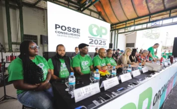 Emendas parlamentares batem recorde de R$ 61 bi em 2026 Mesa técnica e conselheiros do Orçamento Participativo reunidos em evento oficial sobre gestão orçamentária. A imagem destaca a importância da participação popular e da fiscalização social, temas centrais para garantir a transparência diante do aumento das emendas parlamentares em 2026.
